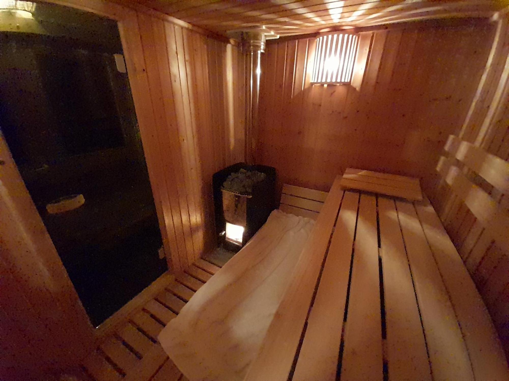Beautiful 6-Person Chalet With Finnish Wood-Fired Sauna Tzummarum Экстерьер фото